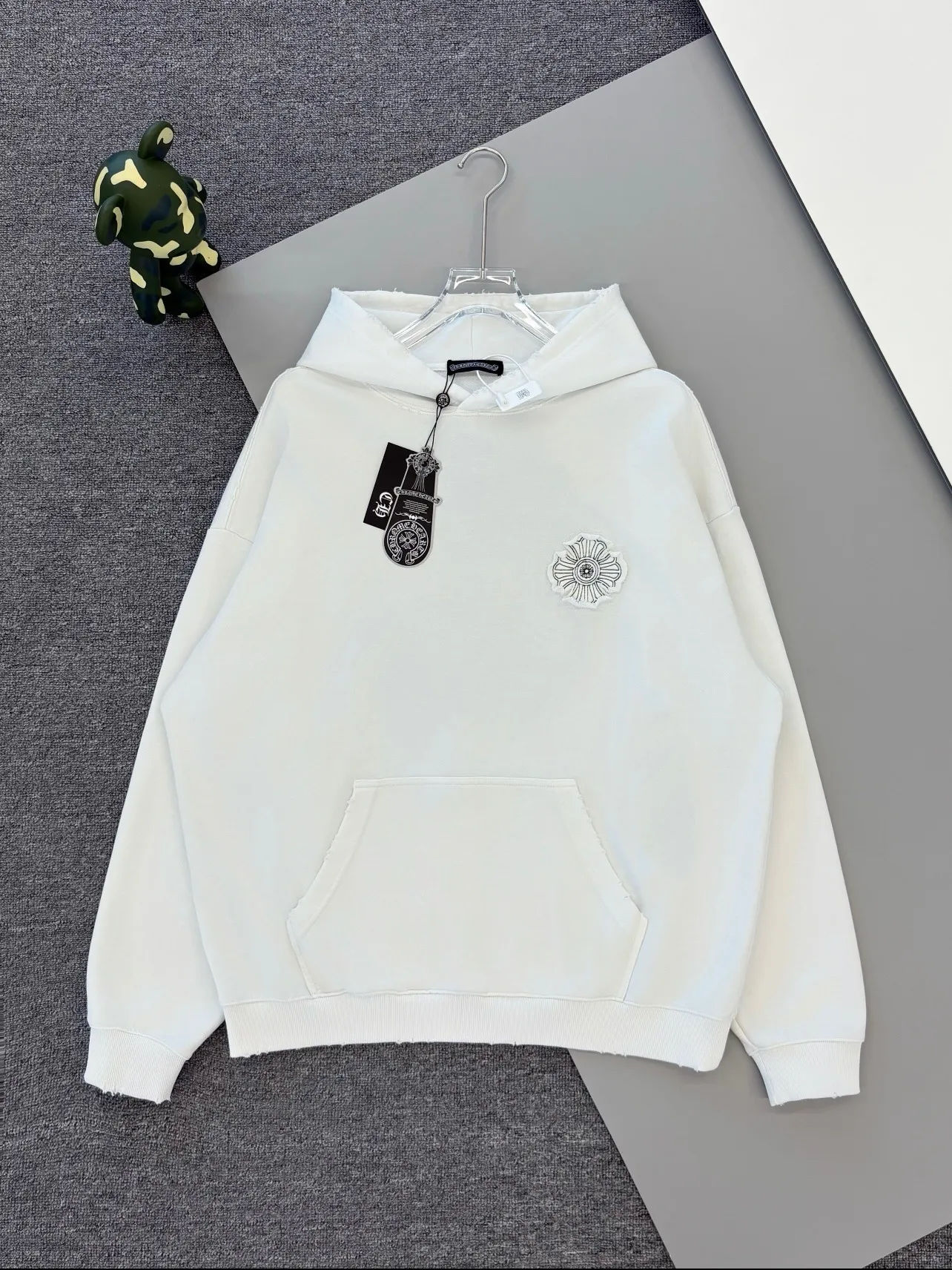 P340 [Higher version] Chrome Hearts*Chrome heart patch embroidered horseshoe logo‼ ️Hooded sweatshirt *Made of double-strand double yarn 430g pure cotton sweatshirt fabric. The fabric is woven with double-strand twisting, which is 40% stronger than single-strand yarn, forming a three-dimensional texture similar to the texture of tripe. It not only maintains the moisture absorption and breathability of pure cotton, but also achieves "softness but not collapse" through double-strand thickening. The whole strip is scanned and sprayed with technology The washing process produces a natural fading effect in parts, and the os version has a more lazy and loose feel. *Laser burnt patch embroidery➕Frayed process: micro-label on the chest patch, large logo horseshoe pattern on the back, heavy laser burnt three-dimensional patch embroidery pattern design, washed and frayed, and the overall garment presents a lazy style. *Whether it is for daily outings or sports and fitness, it can show your trendy attitude and become the focus of the street, with all three standards. Unisex style 𝐂𝐎𝐋𝐎𝐔𝐑: white blue black 𝐒𝐈𝐙𝐄: S-XL